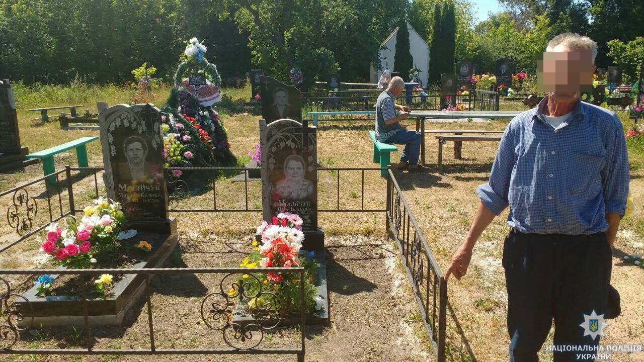 На Житомирщині викрили вандала, який заради випивки руйнував цвинтарні огорожі