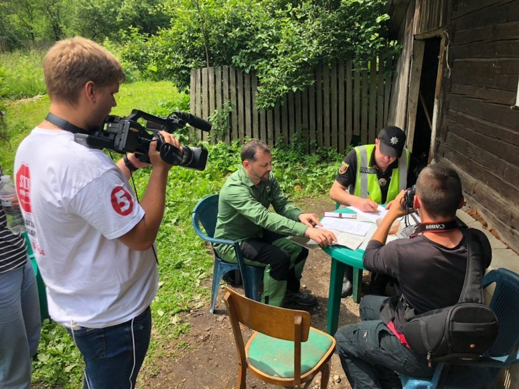 Лiсоруби проти екологiв: ''СтопКор'' став свiдком нападу мiсцевих лiсозаготівельникiв на ''Лicову варту'' (ВІДЕО)