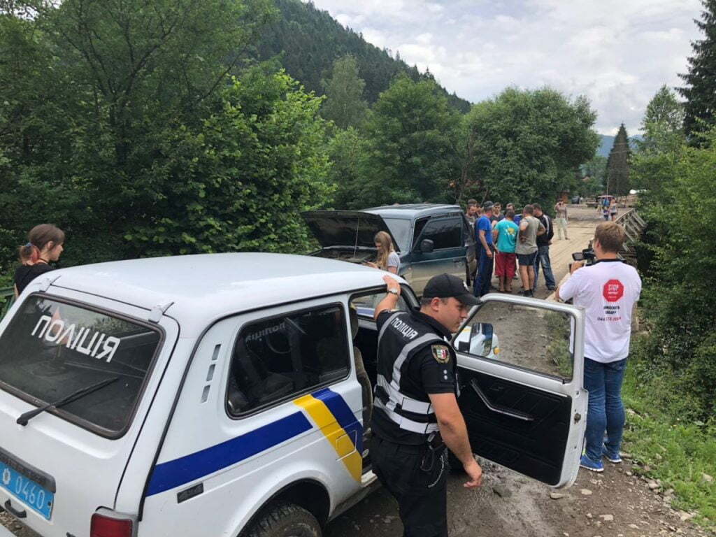 Лісоруби екологам: «Не лізьте у хащі!» - на Закарпатті намагались приховати незаконну вирубку лісу