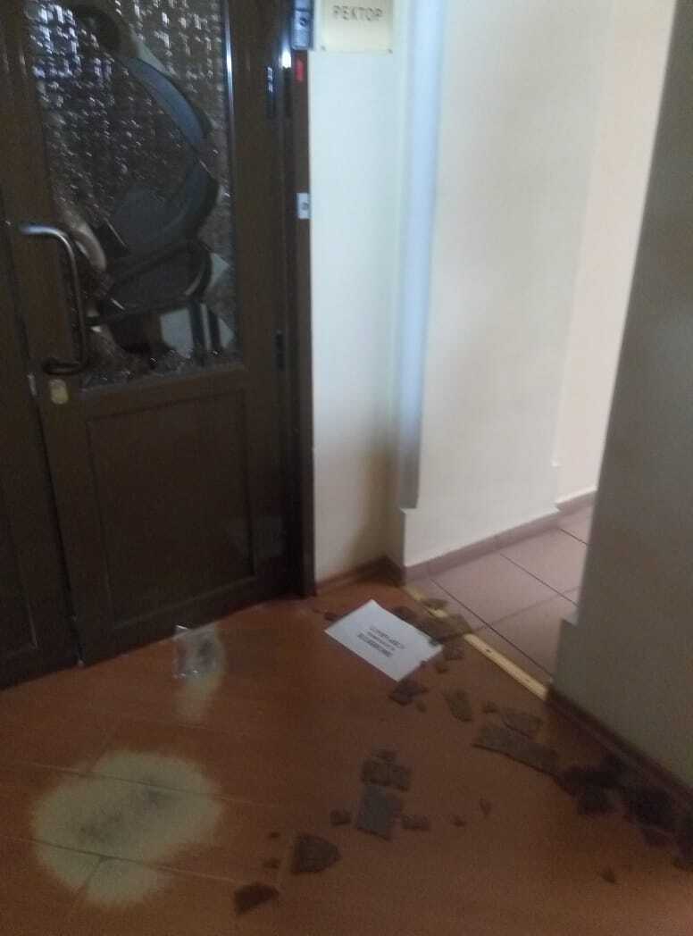 В медуніверситеті Одеси тітушки штурмують приймальню вишу