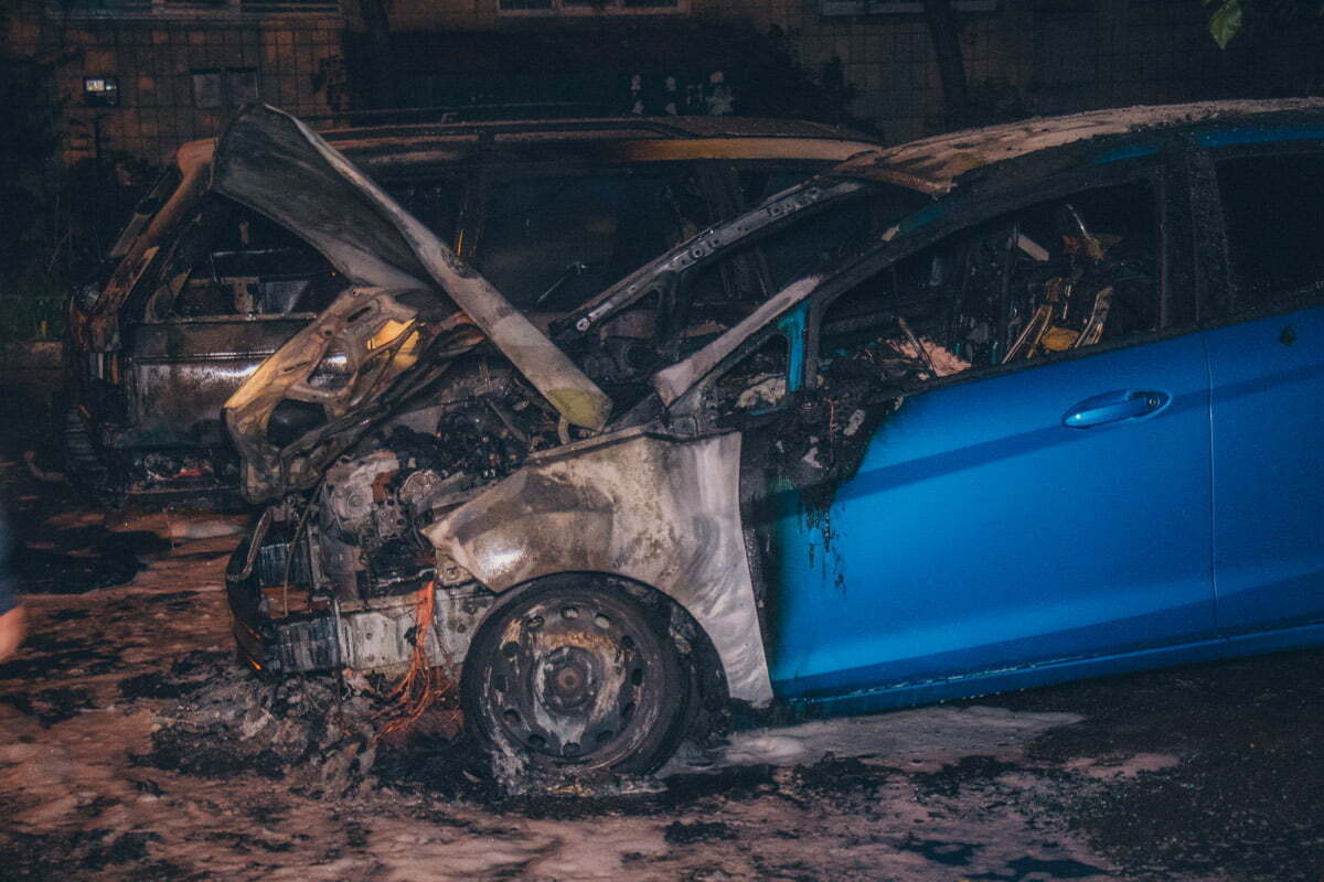 За добу в Києві згоріло 6 автівок