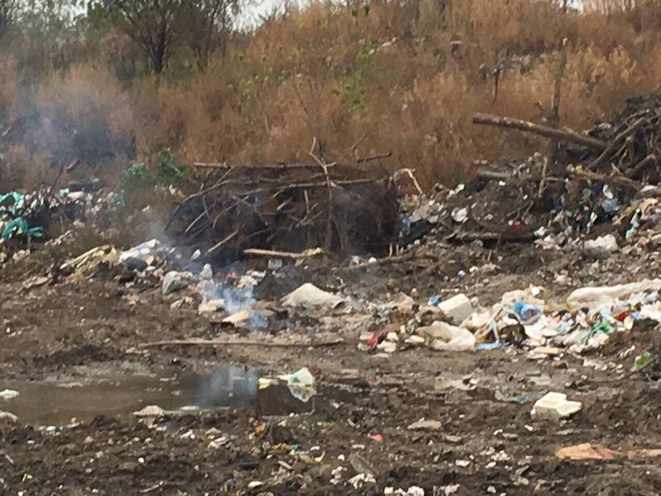 У селищі Глибоке біля аеропорту ''Бориспіль'' люди скаржаться на сморід з незаконного сміттєзвалища