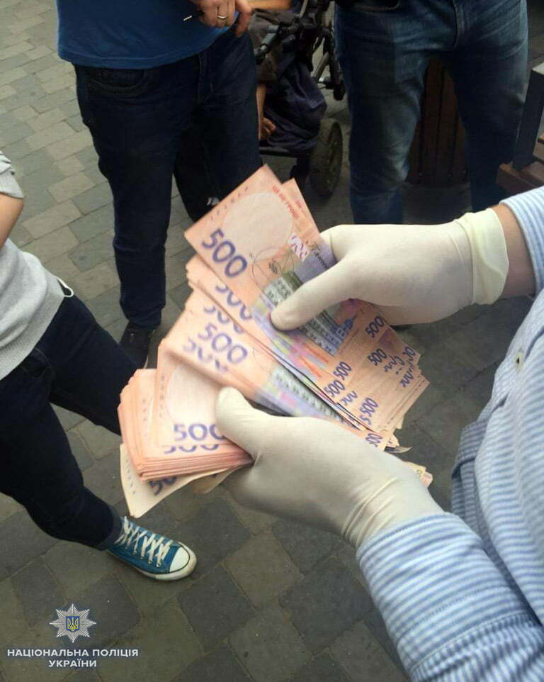 В Івано-Франківську горе-батько намагався продати немовля