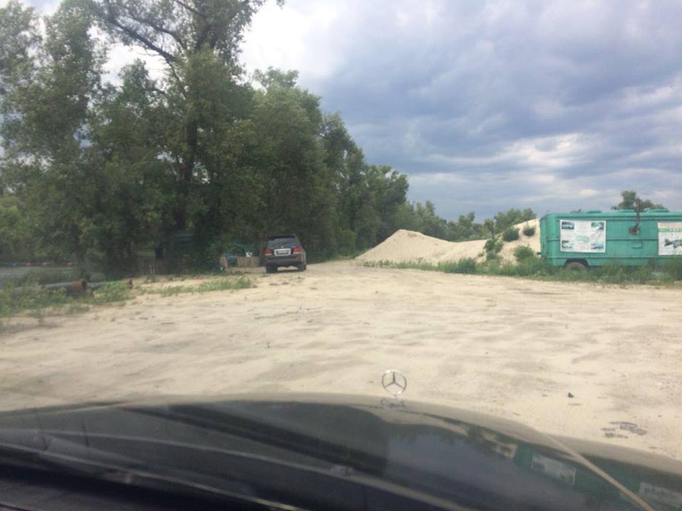 ''СтопКор'' у ході громадського моніторингу зафіксував земснаряди на незаконній точці видобутку піску у Голосієві