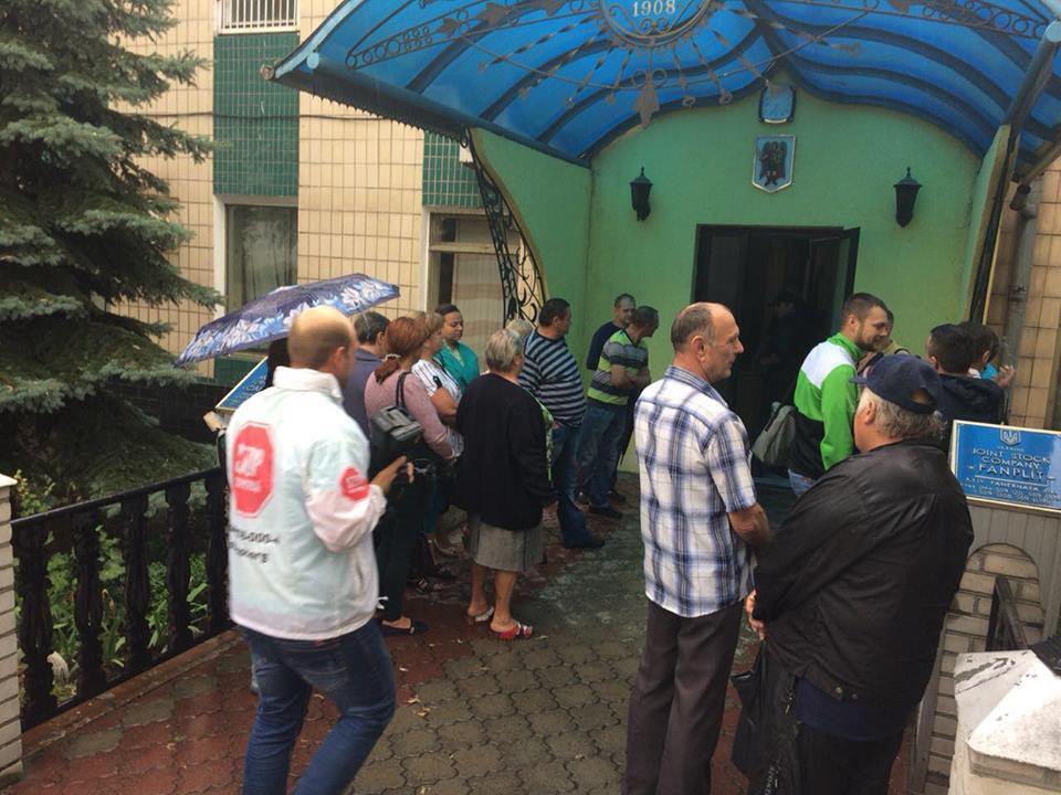 ''СтопКор'' дізнався, чому працівники заводу ''ФанПлит'' можуть залишитися без роботи і житла