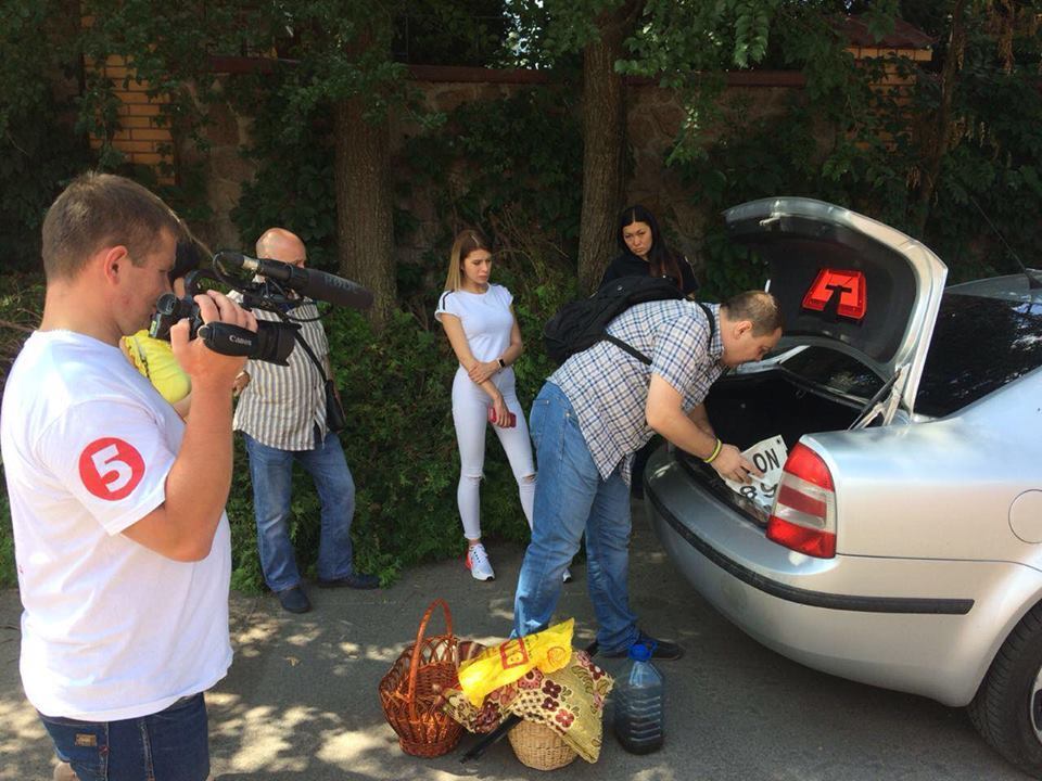 У родини скандальної агрорейдерки Софієнко виконавча служба вилучила ще одну автівку