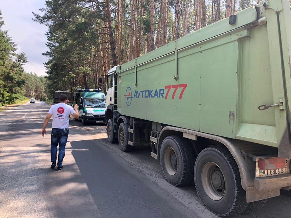 У ході спільного рейду ''Укртрансбезпека'' та ''СтопКор'' викрили водіїв-порушників вагових норм