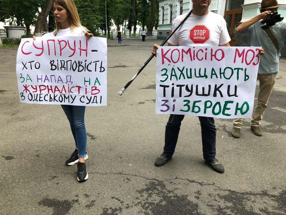 ''СтопКор'' передав в.о. міністра Супрун закривавлену футболку побитого в Одесі журналіста ''СтопКору''