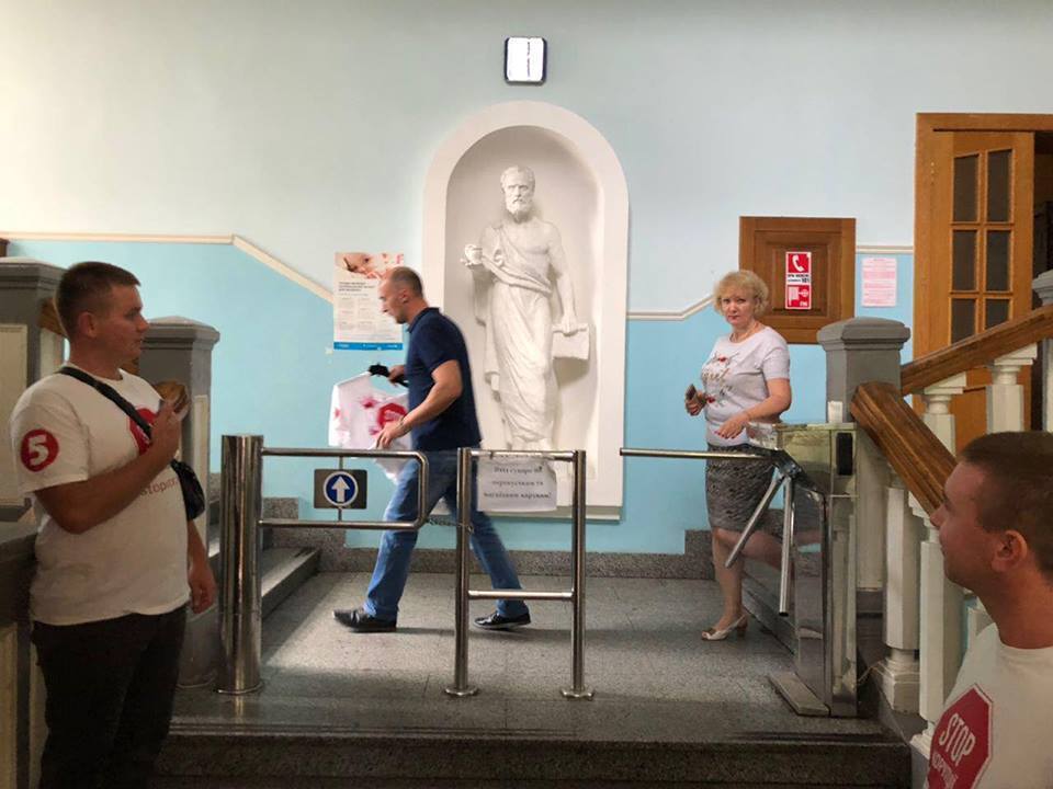 ''СтопКор'' передав в.о. міністра Супрун закривавлену футболку побитого в Одесі журналіста ''СтопКору''