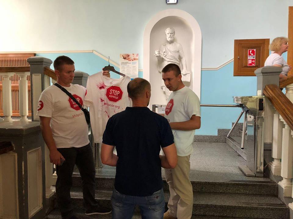 ''СтопКор'' передав в.о. міністра Супрун закривавлену футболку побитого в Одесі журналіста ''СтопКору''