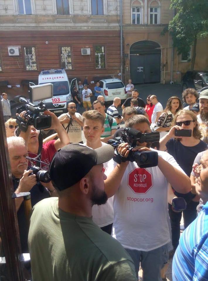 ''Собираем народ, только не афишируем'' - хто та навіщо збирає ''титушок'' до Одеського медуніверу