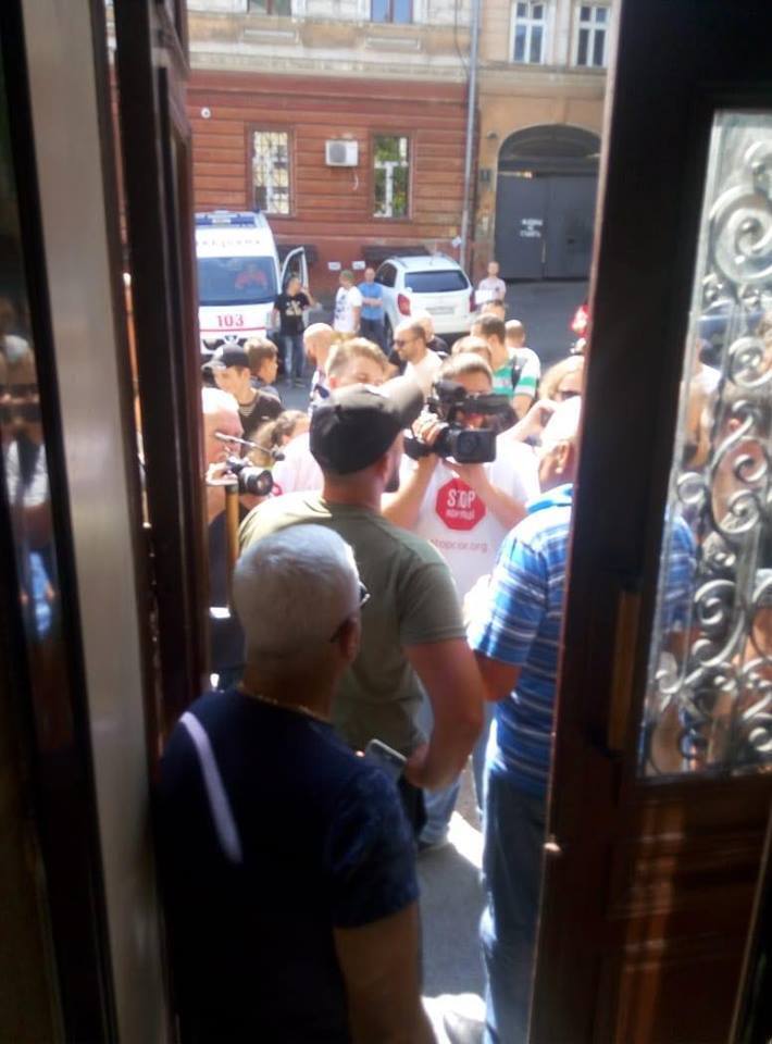 Тітушки заблокували вхід до медуніверситету в Одесі