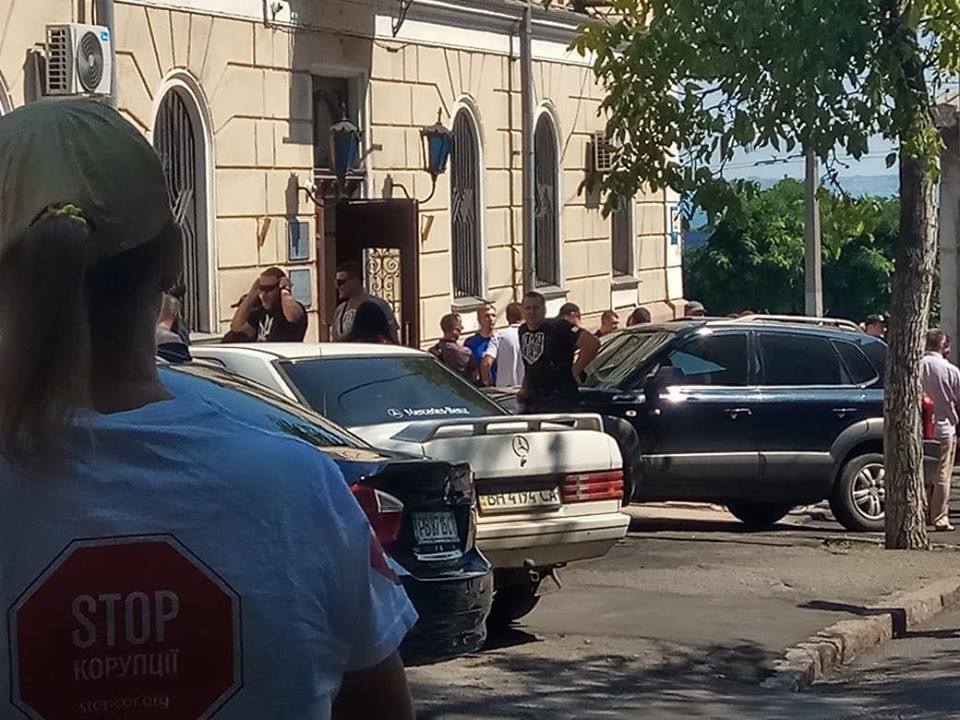 Тітушки заблокували вхід до медуніверситету в Одесі