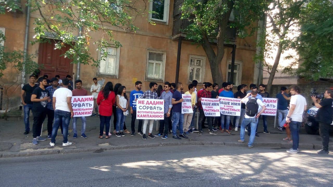 В Одесі іноземці протестують через використання імені їхнього земляка у захопленні медуніверситету