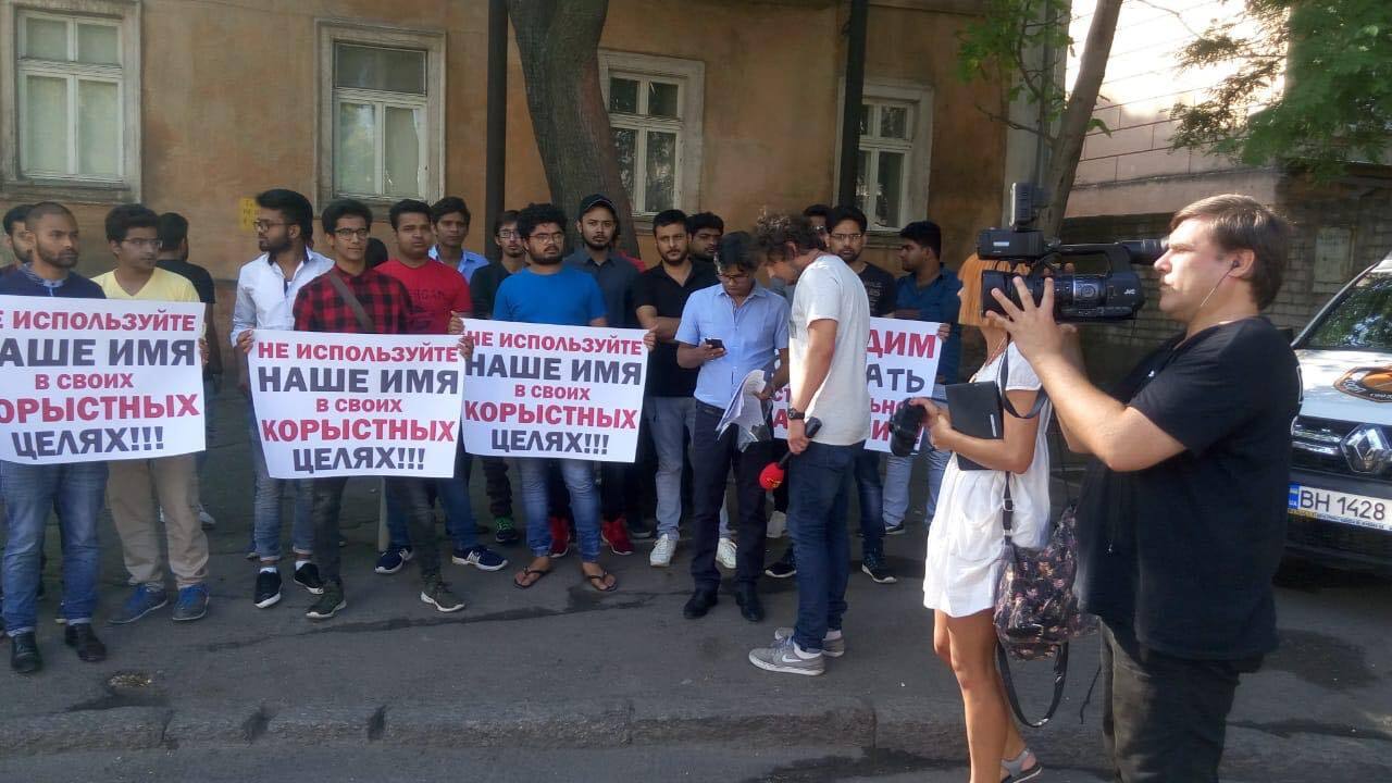 В Одесі іноземці протестують через використання імені їхнього земляка у захопленні медуніверситету