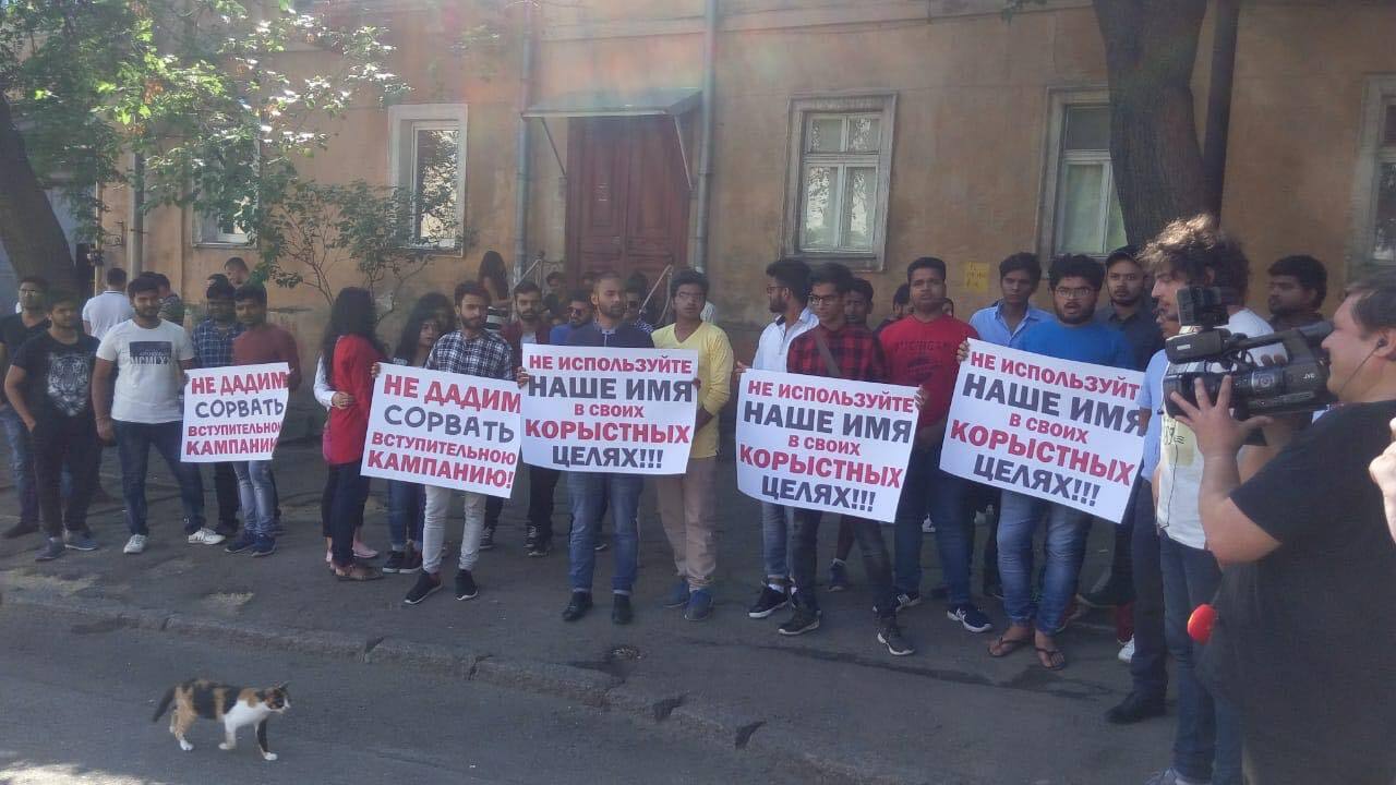 В Одесі іноземці протестують через використання імені їхнього земляка у захопленні медуніверситету