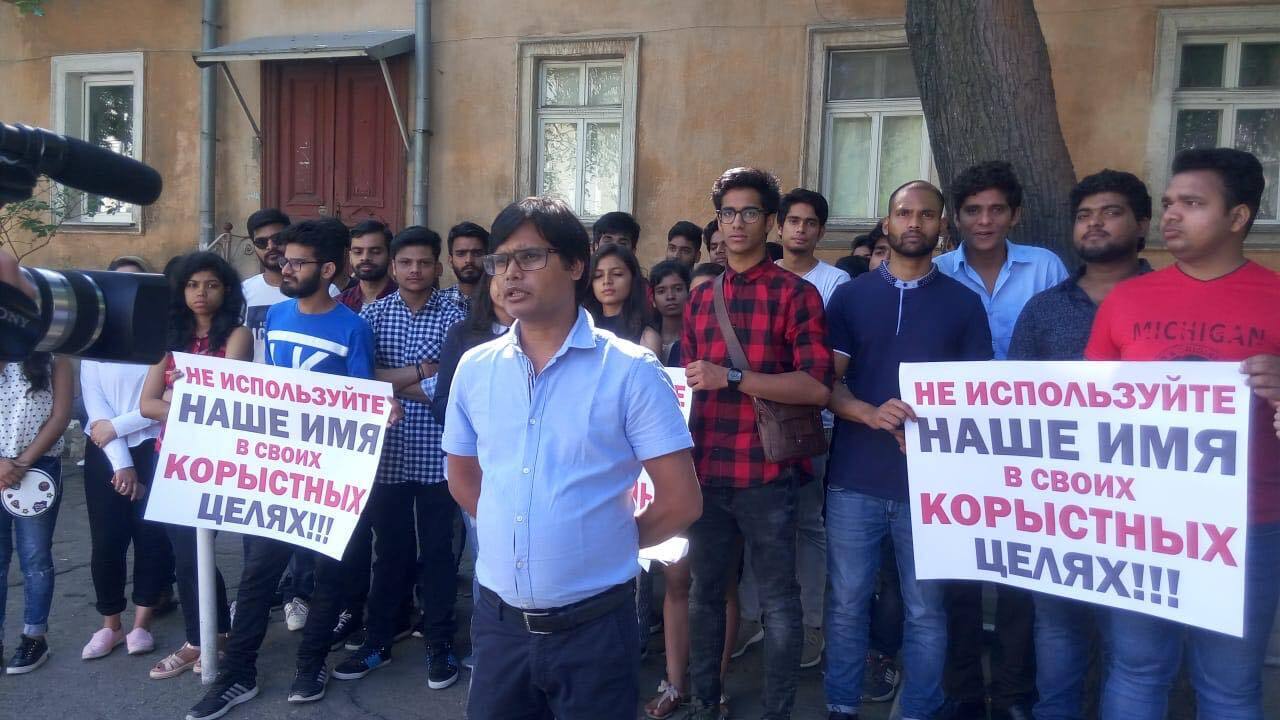 В Одесі іноземці протестують через використання імені їхнього земляка у захопленні медуніверситету