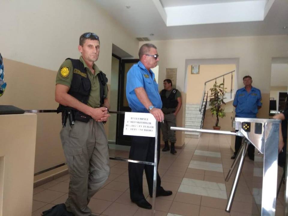 Невідомі під виглядом охоронців блокують роботу журналістів ''СтопКору'' в медуніверситеті Одеси