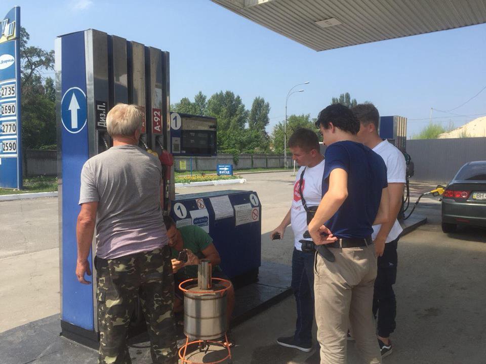 ''СтопКор'' викрив нелегальну АЗС у Києві на Подолі