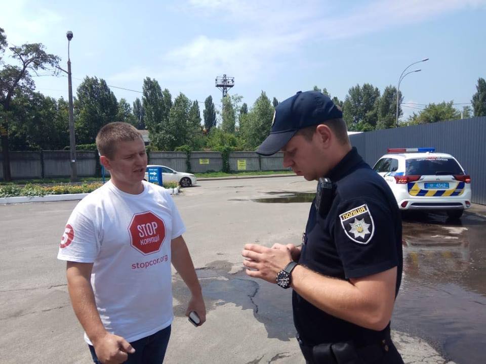 ''СтопКор'' звернувся до Держпродспоживслужби через нелегальну заправку на Подолі у Києві
