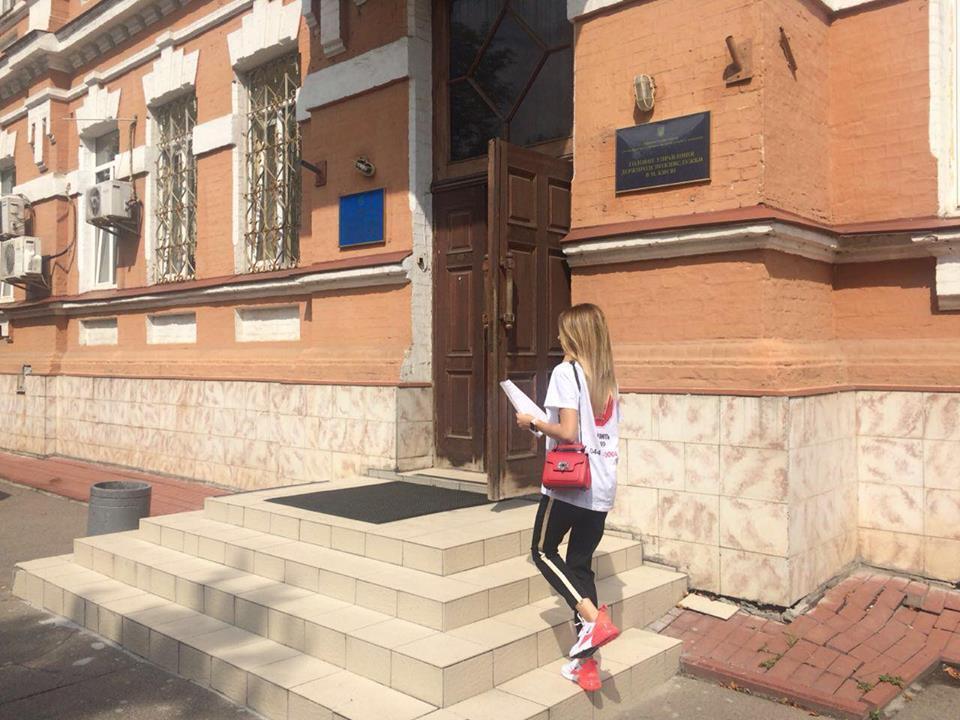 ''СтопКор'' звернувся до Держпродспоживслужби через нелегальну заправку на Подолі у Києві