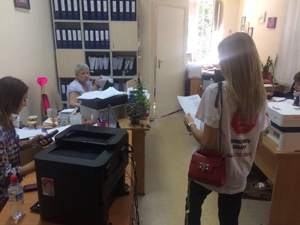''СтопКор'' звернувся до Держпродспоживслужби через нелегальну заправку на Подолі у Києві