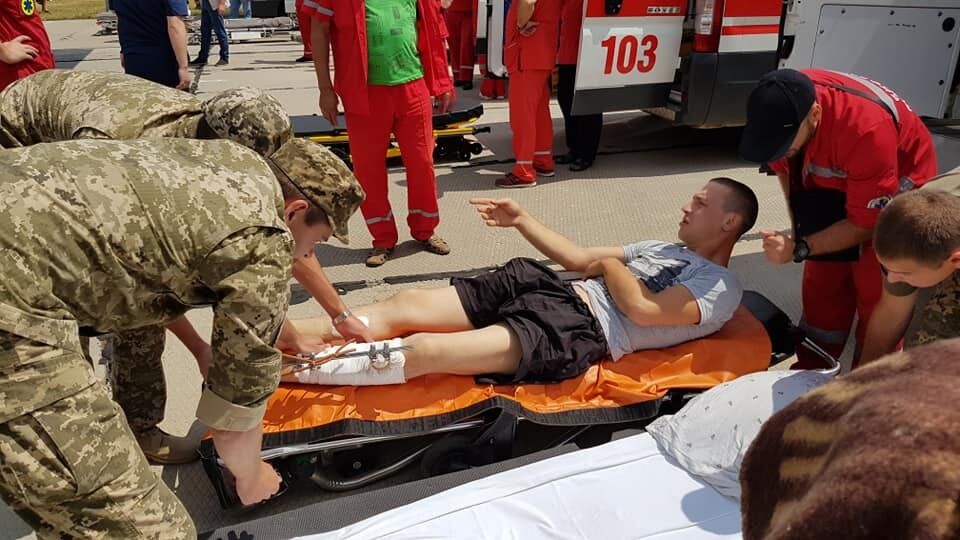 ''13 хлопців, 3 важких...'' – в Одесу прибув екстрений борт з важкопораненими героями ООС – кадри