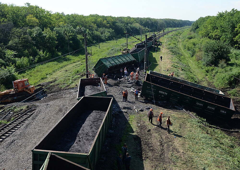 Залізнична катастрофа під Одесою: поїзд вилетів з рейок, 14 вагонів розкидані уздовж колії