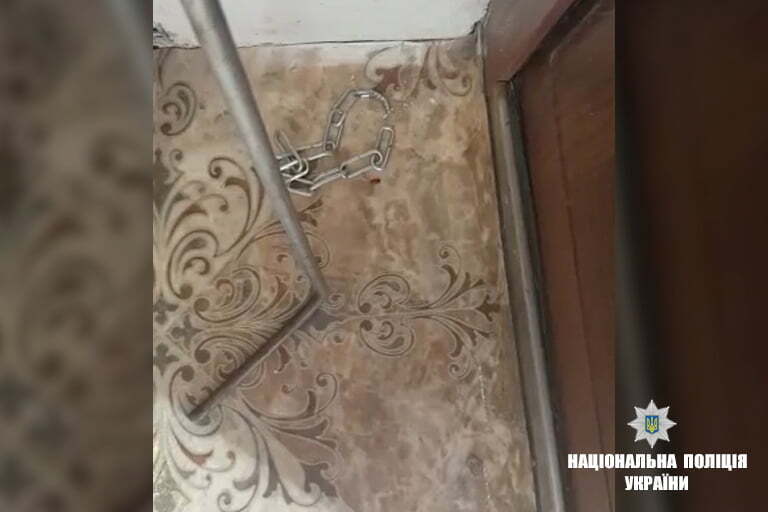 На Прикарпатті мати прикувала металевим ланцюгом дітей і пішла з дому