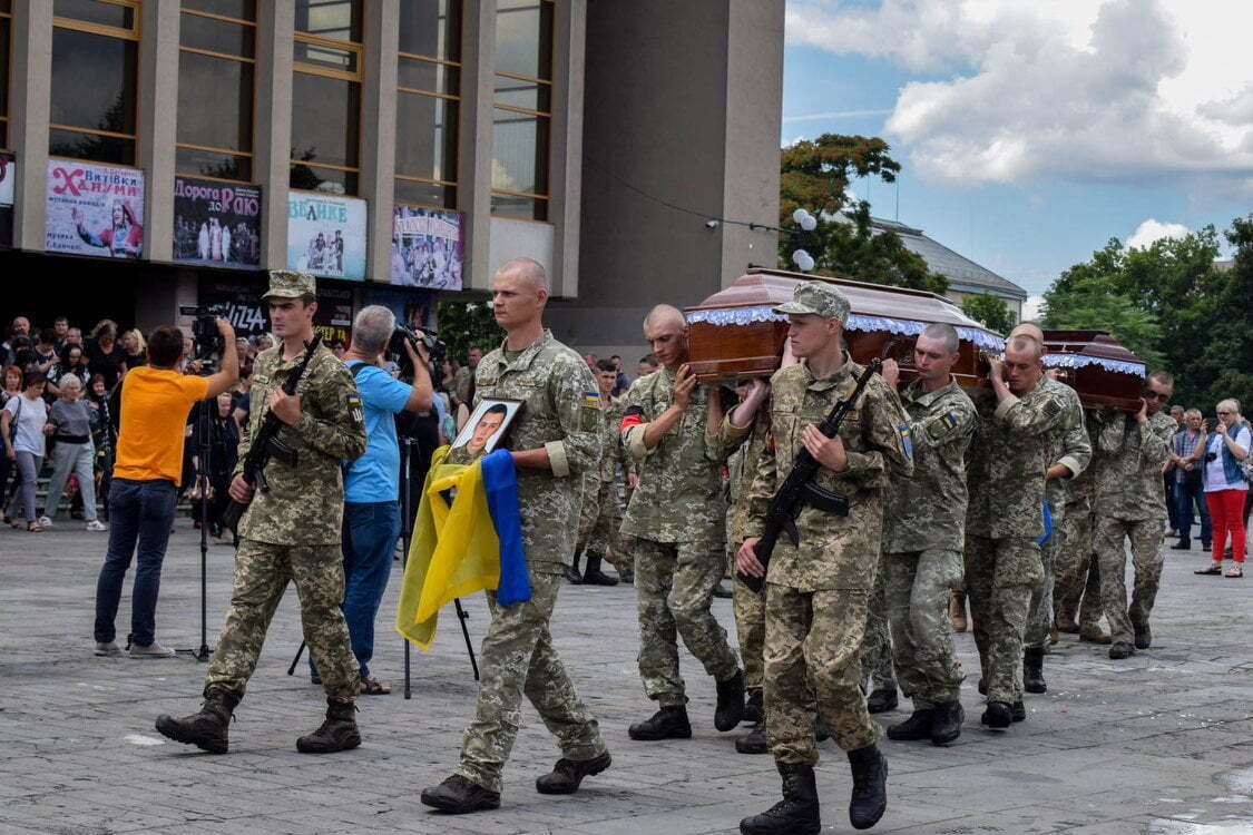 В Ужгороді попрощалися з бійцями, які загинули на Рівненському полігоні