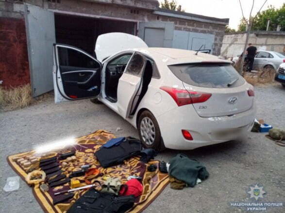 На Донеччині у викраденому авто знайшли арсенал зброї терористів