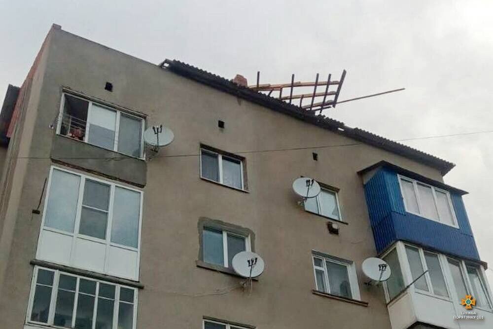 На Тернопільщині негода повалила дерева та пошкодила дахи будинків