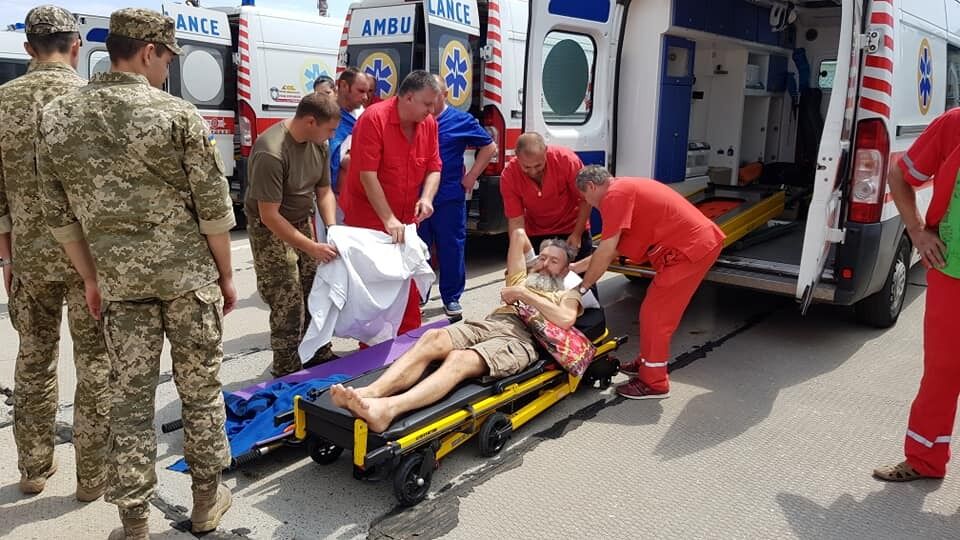 ''13 хлопців, 3 важких...'' – в Одесу прибув екстрений борт з важкопораненими героями ООС – кадри