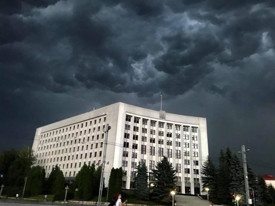 Стихія налякала жителів Тернополя, опубліковані вражаючі кадри шторму