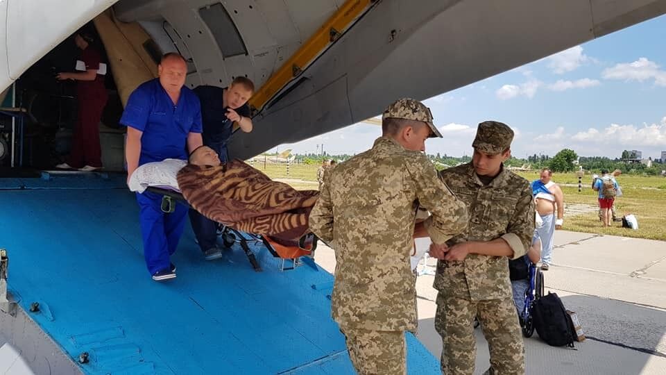 ''13 хлопців, 3 важких...'' – в Одесу прибув екстрений борт з важкопораненими героями ООС – кадри