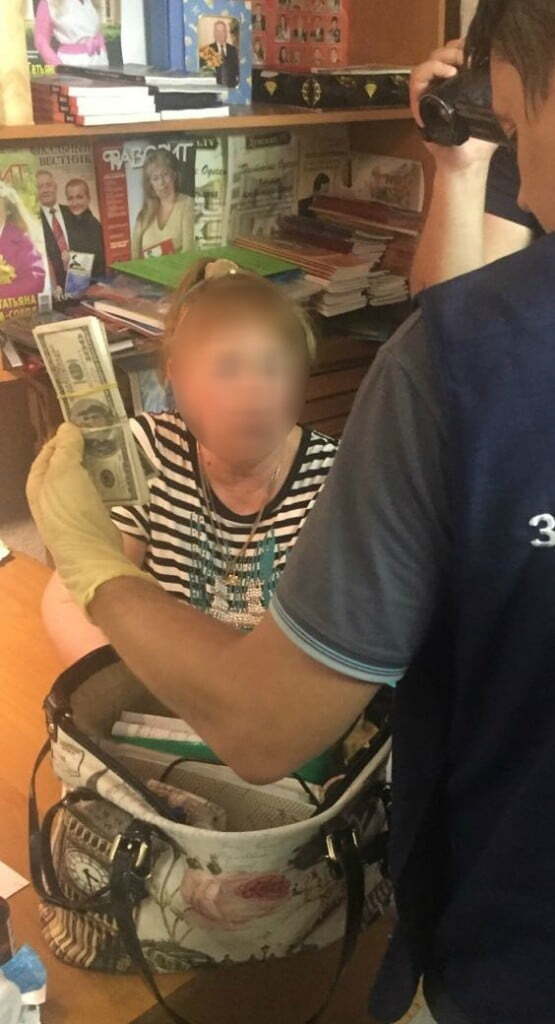 В Одесі працівниця вишу вимагала п'ять тисяч доларів за вступ