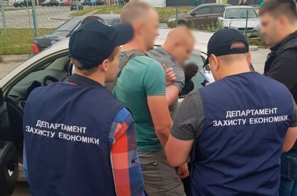 Мільйон за поховання: на Київщині депутата сільради упіймали на великому хабарі