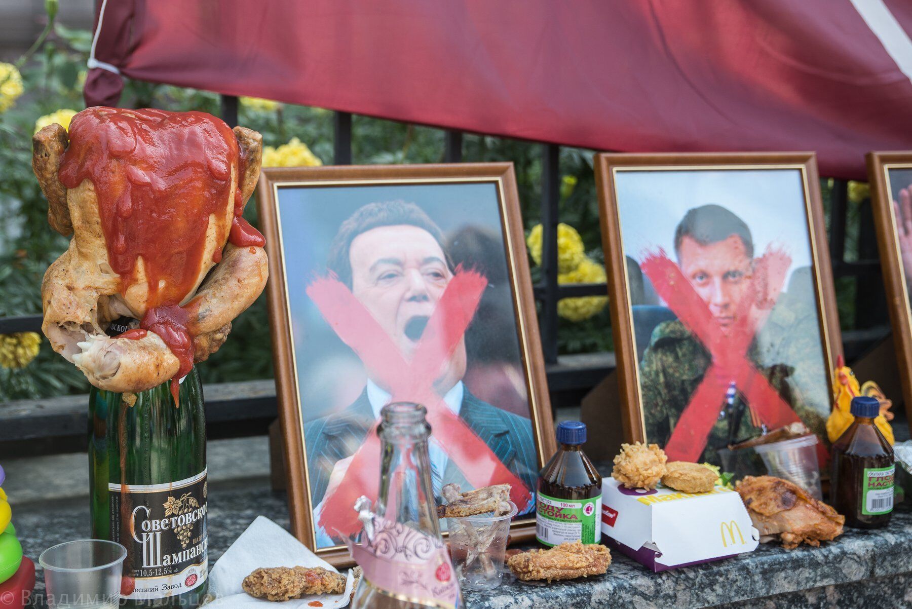 ''Безумний карнавал'' - як ховали Захарченка у Києві та Донецьку (фото)