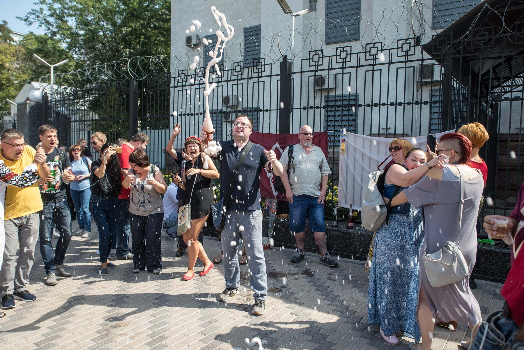 ''Безумний карнавал'' - як ховали Захарченка у Києві та Донецьку (фото)