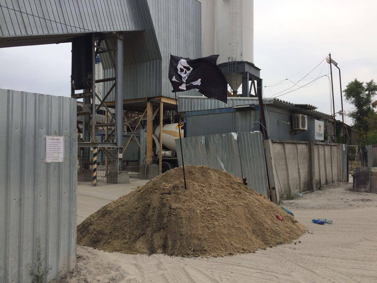 Череп і кістки: нова ''вивіска'' київського заводу за закупку краденого піску