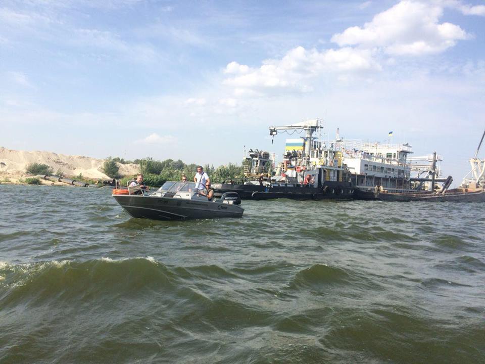 Знову за своє: піщані браконьєри на Видубичах у Києві продовжують нелегальний видобуток