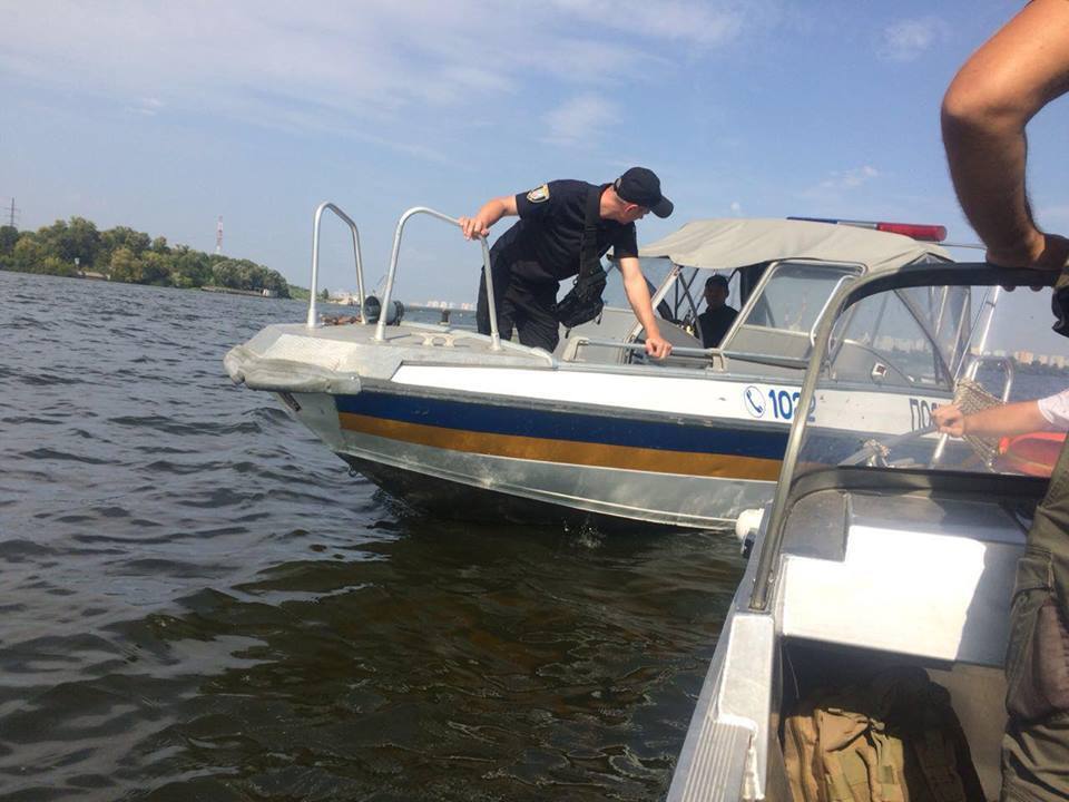 Знову за своє: піщані браконьєри на Видубичах у Києві продовжують нелегальний видобуток