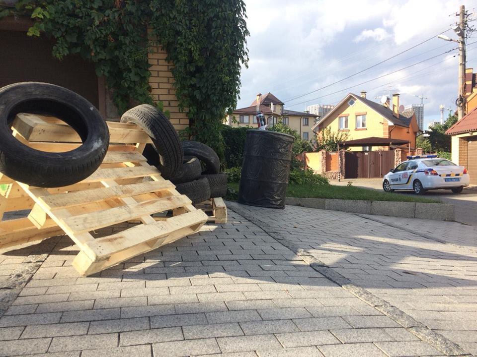 Лесю, не плач! Рейдерка Софієнко впала в істерику через мирну акцію атовців під її будинком