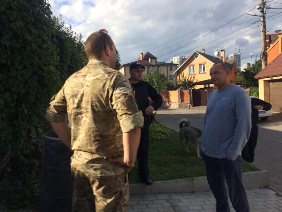 Лесю, не плач! Рейдерка Софієнко впала в істерику через мирну акцію атовців під її будинком