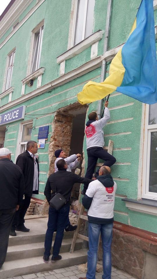 Без дверей і прапора: активісти повісили державний стяг на відділ поліції на Львівщині
