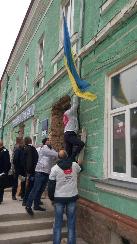 Без дверей і прапора: активісти повісили державний стяг на відділ поліції на Львівщині