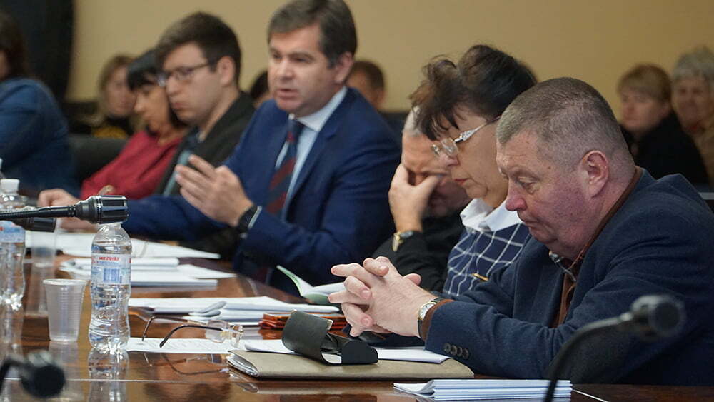 Як щури з корабля – депутати Дніпропетровської облради розбігаються від питань про корупційні схеми на АХС