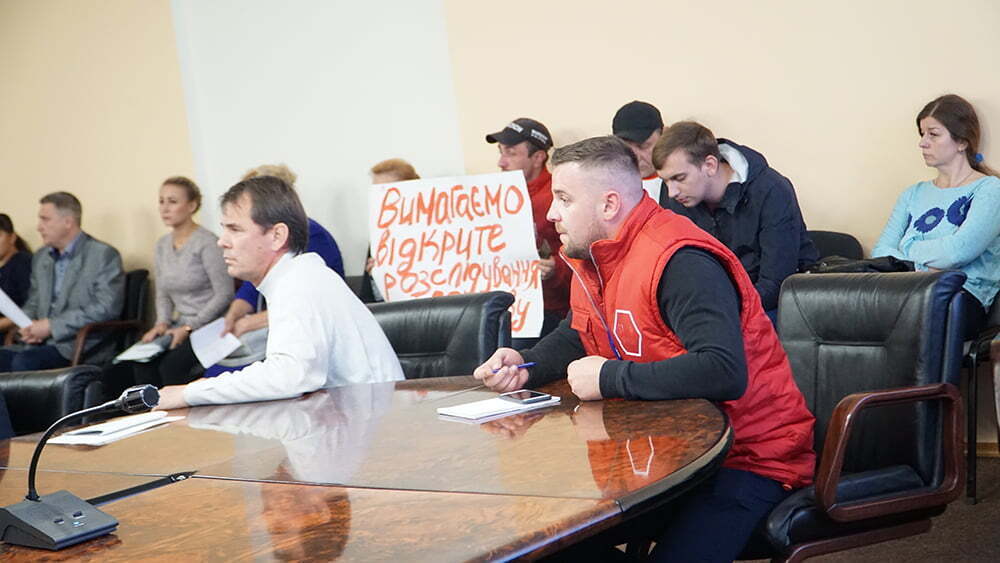 Як щури з корабля – депутати Дніпропетровської облради розбігаються від питань про корупційні схеми на АХС