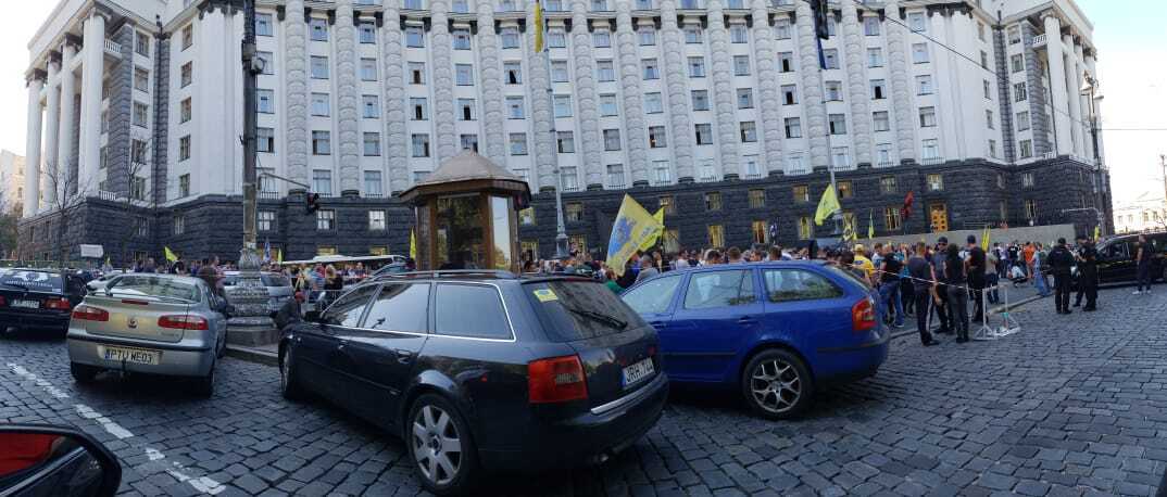 Під стінами Кабінету міністрів власники ''євроблях'' проводять масовий мітинг (ФОТО)