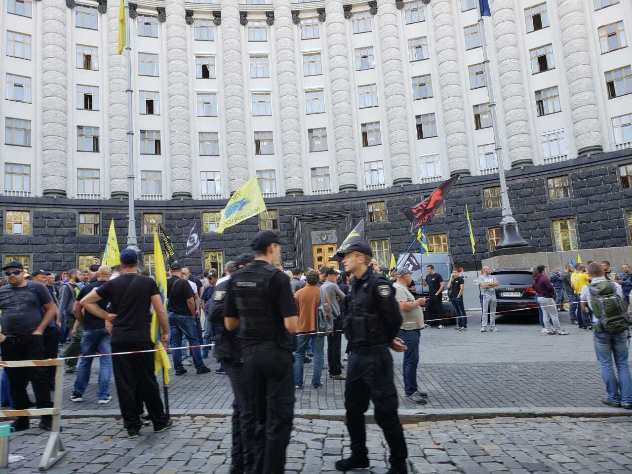 Під стінами Кабінету міністрів власники ''євроблях'' проводять масовий мітинг (ФОТО)